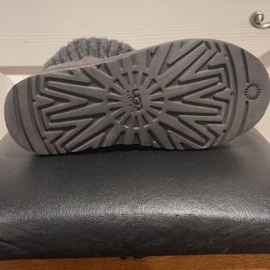 WOMEN UGG AUSTRALIA BOOT
CAMBRIDGE

SUEDE - KNIT

COLOR: grey Only worn once